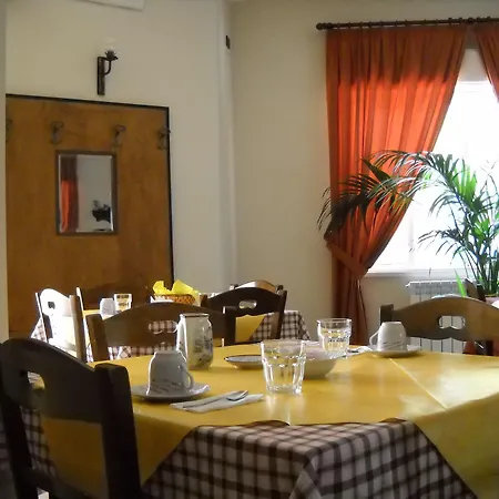 La Regina Di Adrano Oda ve Kahvaltı 3*