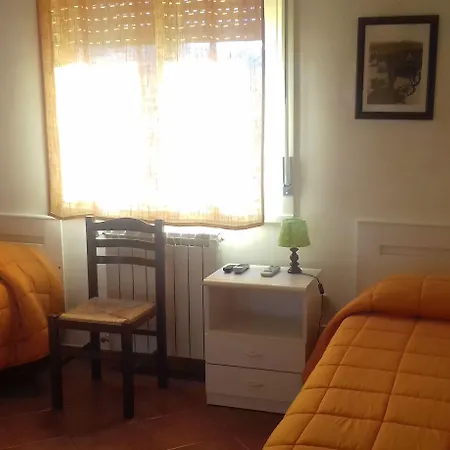 Oda ve Kahvaltı La Regina Di Adrano 3*